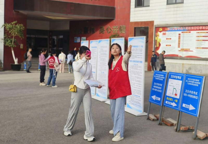 党员助力卫生考 志愿服务展担当 ——利州中专教师一支部开展“暖心助考”志愿服务活动